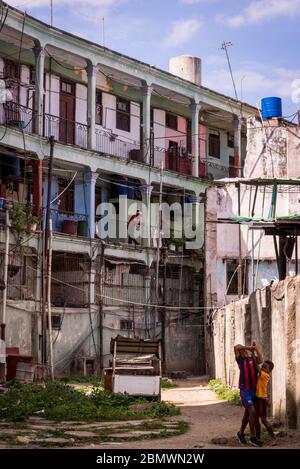 Blocco di appartamenti dilapidati, quartiere Havana Centro, Havana, Cuba Foto Stock