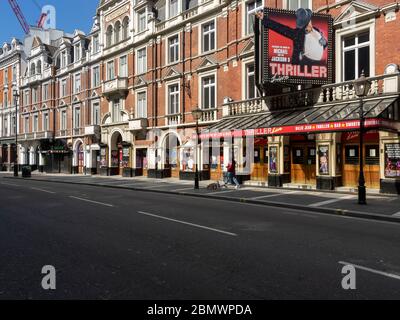 Londra. REGNO UNITO. 6 maggio 2020. Ampio angolo di vista di Shaftesbury Ave. A mezzogiorno durante il Lockdown. Foto Stock