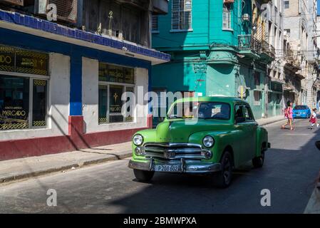 Auto d'epoca che si trova lungo la famosa via Neptuno, il quartiere Havana Centro, l'Avana, Cuba Foto Stock