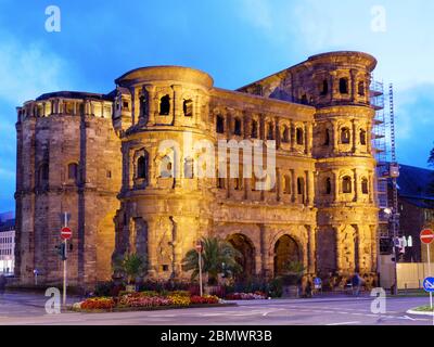 Porta Nigra, Dämmerung, Treviri, UNESCO Welterbe, Rheinland-Pfalz, Deutschland Foto Stock