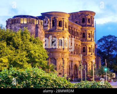 Porta Nigra, Dämmerung, Treviri, UNESCO Welterbe, Rheinland-Pfalz, Deutschland Foto Stock