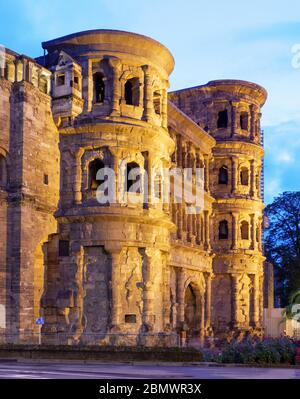 Porta Nigra, Dämmerung, Treviri, UNESCO Welterbe, Rheinland-Pfalz, Deutschland Foto Stock