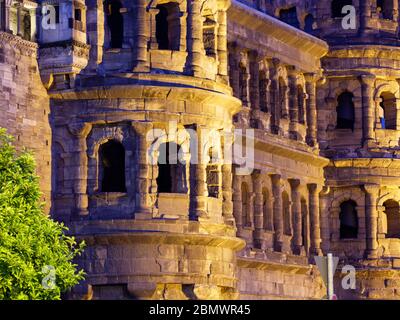 Porta Nigra, Dämmerung, Treviri, UNESCO Welterbe, Rheinland-Pfalz, Deutschland Foto Stock