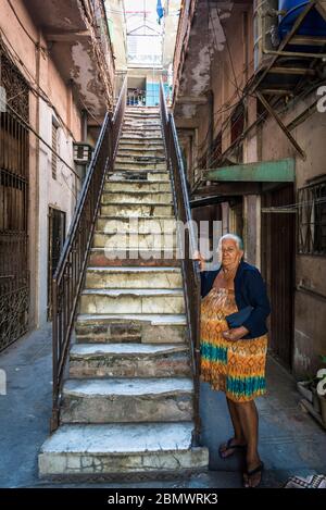 Signora più anziana nel tipico edificio dove ha un piccolo appartamento, centro storico, Havana Vieja, Havana, Cuba Foto Stock
