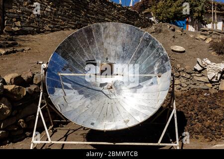 Riscaldatore solare per cucinare nei villaggi di montagna del Nepal. Himalaya. Foto Stock