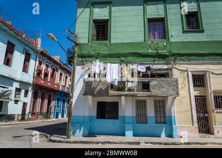 Strada residenziale nel quartiere Havana Centro, Havana, Cuba Foto Stock