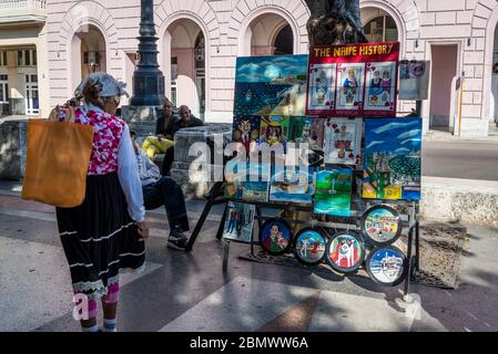 Mercato dell'arte domenicale all'aseo del Prado o Paseo de Marti, una famosa passeggiata che divide l'Avana Vieja e l'Avana Centro, l'Avana, Cuba Foto Stock