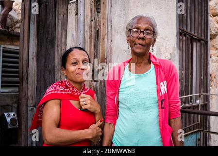 Madre e figlia, Centro storico, Havana Vieja, Havana, Cuba Foto Stock