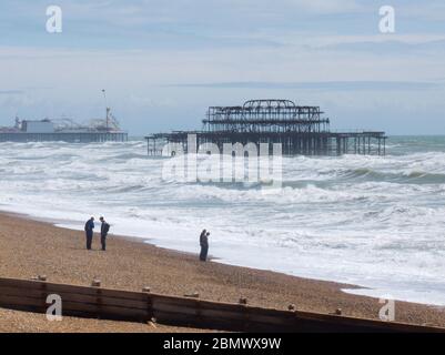 Il West Sussex Brighton città lungomare bagnata dal sole e dai colori. Barche da pesca in camicia, gabbiani e i colori vivaci delle capanne e del Foto Stock