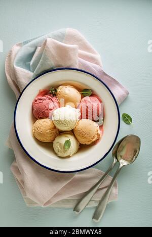 Set di scoop per gelato o yogurt congelato di diversi colori e sapori con frutti e frutti Foto Stock
