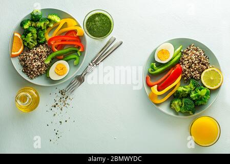 Pasti salutari con insalata con quinoa, uova e verdure miste vista dall'alto. Cibo e salute concetto Foto Stock