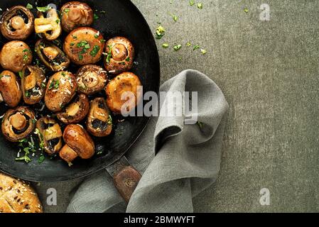 Funghi freschi cottura in padella. Pasto sano con champignon arrosto. Pasti sani di piatti di verdure. Foto Stock