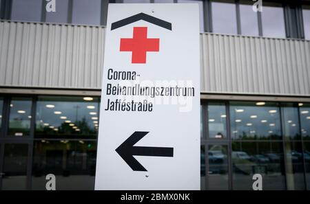 Berlino, Germania. 11 maggio 2020. Un cartello indica la strada per il Centro di trattamento Corona Jafféstraße (CBZJ) presso il centro espositivo di Berlino. L'ospedale d'emergenza Corona è stato ufficialmente aperto. Il centro inizialmente si metterà in una "modalità stand-by", con personale a disposizione per le operazioni. La sala espositiva di Jafféstrasse è stata convertita in modo che ci sarebbe spazio per circa 500 pazienti se gli ospedali raggiungevano i loro limiti di capacità. Sono stati previsti costi di costruzione superiori a 31 milioni di euro. Credit: Kay Nietfeld/dpa/Alamy Live News Foto Stock