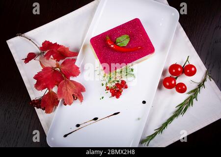 Carne galantina con verdure, bella decorazione aspic per il pasto di festa selettiva fuoco Foto Stock