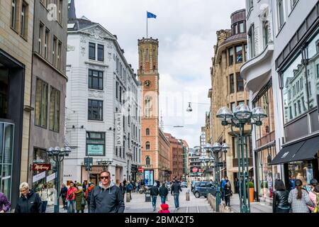 Vista sulla strada del centro città, sulla Poststrasse, con molti centri commerciali, Amburgo, Germania. Foto Stock