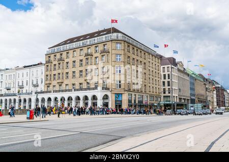 Edificio bellissimo con molti centri commerciali sulla riva del fiume Alster e il lago interno Alster (Binnenalster), Amburgo, Germania. Foto Stock