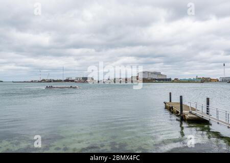 Stagcape ed edifici in riva al mare contro il cielo nuvoloso a Copenhagen, Danmark. Foto Stock