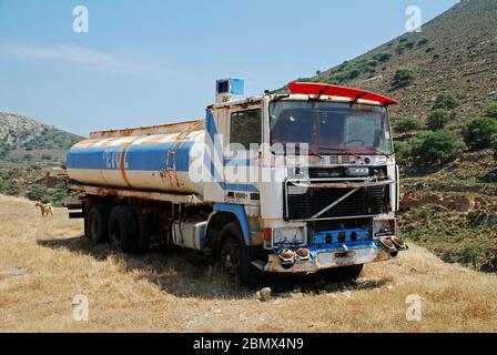 Un vecchio camion Revoil Petroleum cisterna carburante parcheggiato nelle colline dell'isola greca di Tilos il 19 giugno 2019. Con sede ad Atene, la società di carburanti è stata fondata nel 1982. Foto Stock