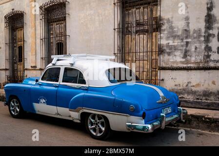 Auto d'epoca parcheggiata in una strada, Remedios, Cuba Foto Stock