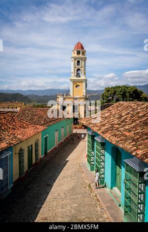 Vista su una strada acciottolata e sul monastero di San Francesco d'Assisi nel centro della città dell'epoca coloniale, Trinidad, Cuba Foto Stock