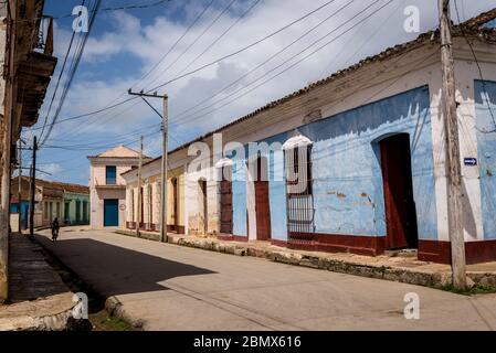 Strada con architettura coloniale ben conservata nella città di Remedios, Cuba Foto Stock