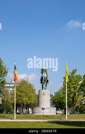 Gand, Belgio - 26 aprile 2020: Statua di Re Alberto 1, fotografata da dietro nel Parco Re Alberto o Zuidpark. Foto Stock