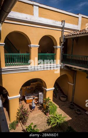 Cortile interno del Museo Romantico ospitato nel palazzo dell'epoca coloniale Brunet, Plaza Mayor, Trinidad, Cuba Foto Stock