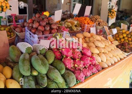 Bancone di frutta con mango, longano, drago, mangostani, limoni, tangerini in Thailandia. Commercio. Asia. Dieta verde. Foto Stock