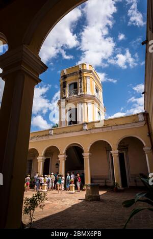 Cortile interno e la torre quadrata del Palacio Cantero, una casa coloniale del XIX secolo trasformata in un museo, Trinidad, Cuba Foto Stock