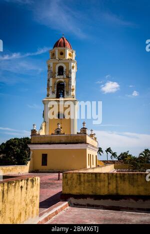 Campanile del Convento di San Francesco d'Assisi e Chiesa che ospita oggi il Museo Nazionale della lotta contro Bandits, Trinidad, Cuba Foto Stock
