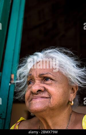 Donna anziana alla porta della sua casa, Trinidad, Cuba Foto Stock