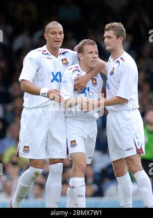 SOUTHEND, REGNO UNITO. 28 LUGLIO: Craig Bellamy (prosciutto ad ovest, centro) celebra il suo obiettivo con Bobby Zamora (prosciutto ad ovest, a sinistra) e George McCartney (prosciutto ad ovest, a destra) Foto Stock