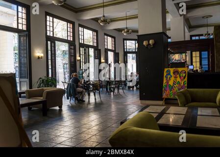 Lounge dell'Hotel Ambos Mundos, hotel dove Ernst Hemingway soggiornò, Calle Obispo o Bishop Street, una popolare strada pedonale nella Città Vecchia C. Foto Stock