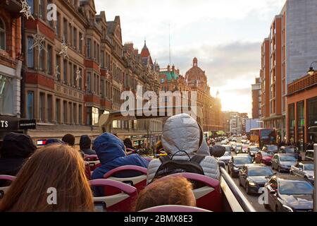 Tour in autobus rosso sul ponte aperto lungo Brompton Road Foto Stock