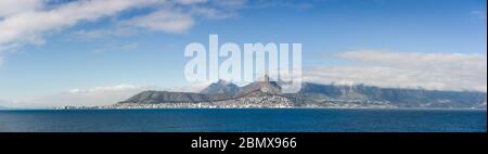 Vista panoramica di Città del Capo, provincia del Capo Occidentale, Sud Africa, una delle città più belle del mondo, da Table Bay, Oceano Atlantico. Foto Stock