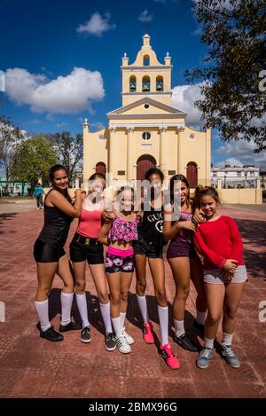 Scolaresche di fronte alla Chiesa di nostra Signora di Carmen, nel Parco Carmen, Santa Clara, Cuba Foto Stock