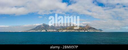 Vista panoramica di Città del Capo, provincia del Capo Occidentale, Sud Africa, una delle città più belle del mondo, da Table Bay, Oceano Atlantico. Foto Stock