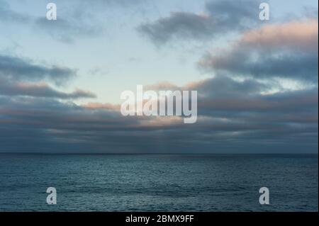 Agulhas corrente nell'Oceano Indiano al largo della costa del Sud Africa è noto per il tempo difficile, ma è relativamente calma qui in questo paesaggio panoramico. Foto Stock