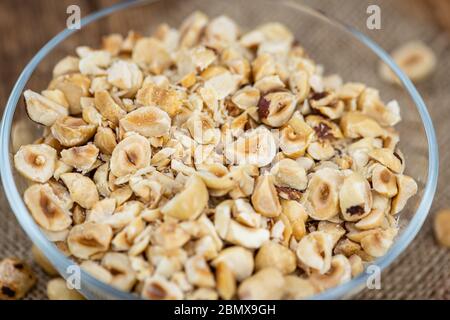 Nocciole appena tagliate come primo piano dettagliato (fuoco selettivo) Foto Stock
