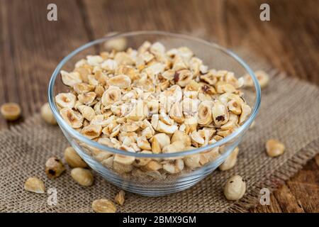 Nocciole appena tagliate come primo piano dettagliato (fuoco selettivo) Foto Stock