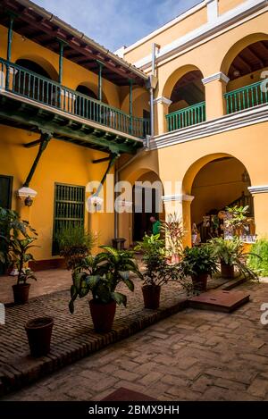 Cortile interno del Museo Romantico ospitato nel palazzo dell'epoca coloniale Brunet, Plaza Mayor, Trinidad, Cuba Foto Stock