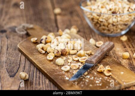 Nocciole appena tagliate come primo piano dettagliato (fuoco selettivo) Foto Stock