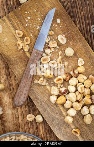 Nocciole appena tagliate come primo piano dettagliato (fuoco selettivo) Foto Stock