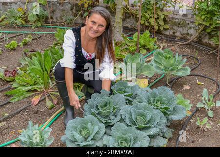 Lugano, Svizzera - 18 ottobre 2016: Donna nel suo orto biologico a Lugano in Svizzera Foto Stock