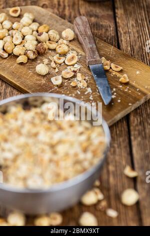 Nocciole appena tagliate come primo piano dettagliato (fuoco selettivo) Foto Stock