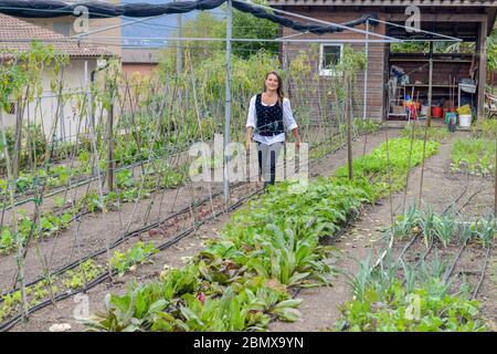 Lugano, Svizzera - 18 ottobre 2016: Donna nel suo orto biologico a Lugano in Svizzera Foto Stock