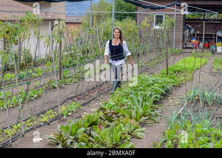 Lugano, Svizzera - 18 ottobre 2016: Donna nel suo orto biologico a Lugano in Svizzera Foto Stock