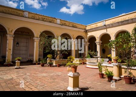 Cortile interno del Palacio Cantero, una casa coloniale del XIX secolo trasformata in un museo, Trinidad, Cuba Foto Stock