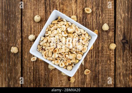 Nocciole appena tagliate come primo piano dettagliato (fuoco selettivo) Foto Stock