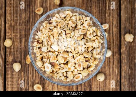 Nocciole appena tagliate come primo piano dettagliato (fuoco selettivo) Foto Stock